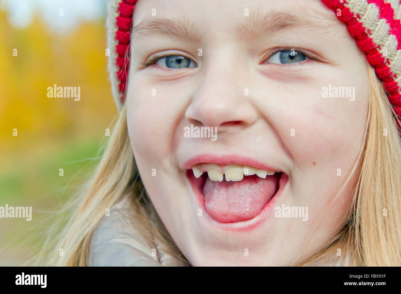 Nettes Mädchen mit löschte Zunge Stockfoto