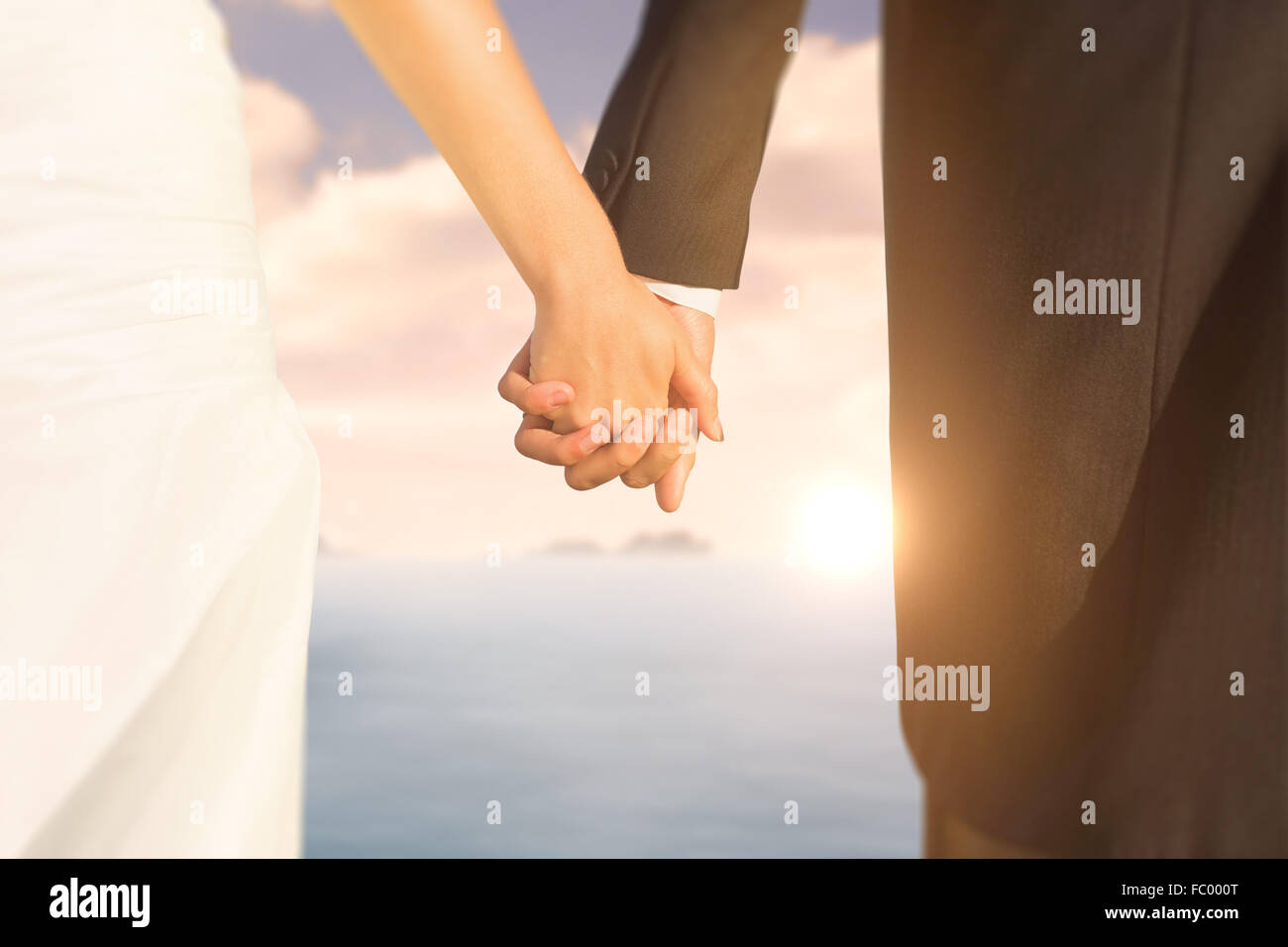 Zusammengesetztes Bild von Close Up der niedliche Junge Brautpaare ihre Händchen Stockfoto