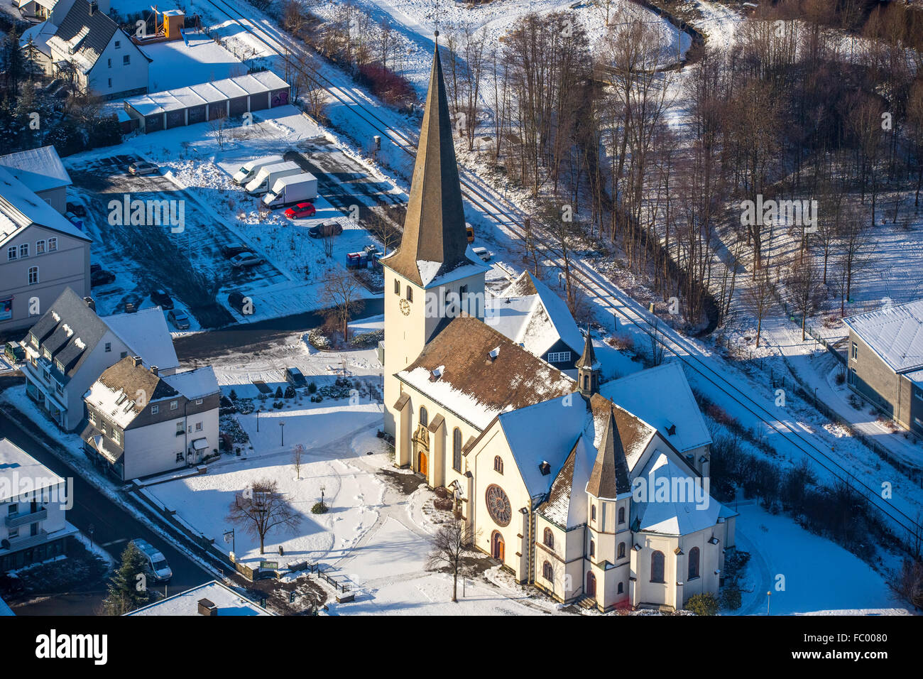 Luftaufnahme, Bigger Kirche, Kath. Pfarramt St. Marien Olsberg, Winter, Schnee, Olsberg, Sauerland, Nordrhein-Westfalen, Deutschland Stockfoto