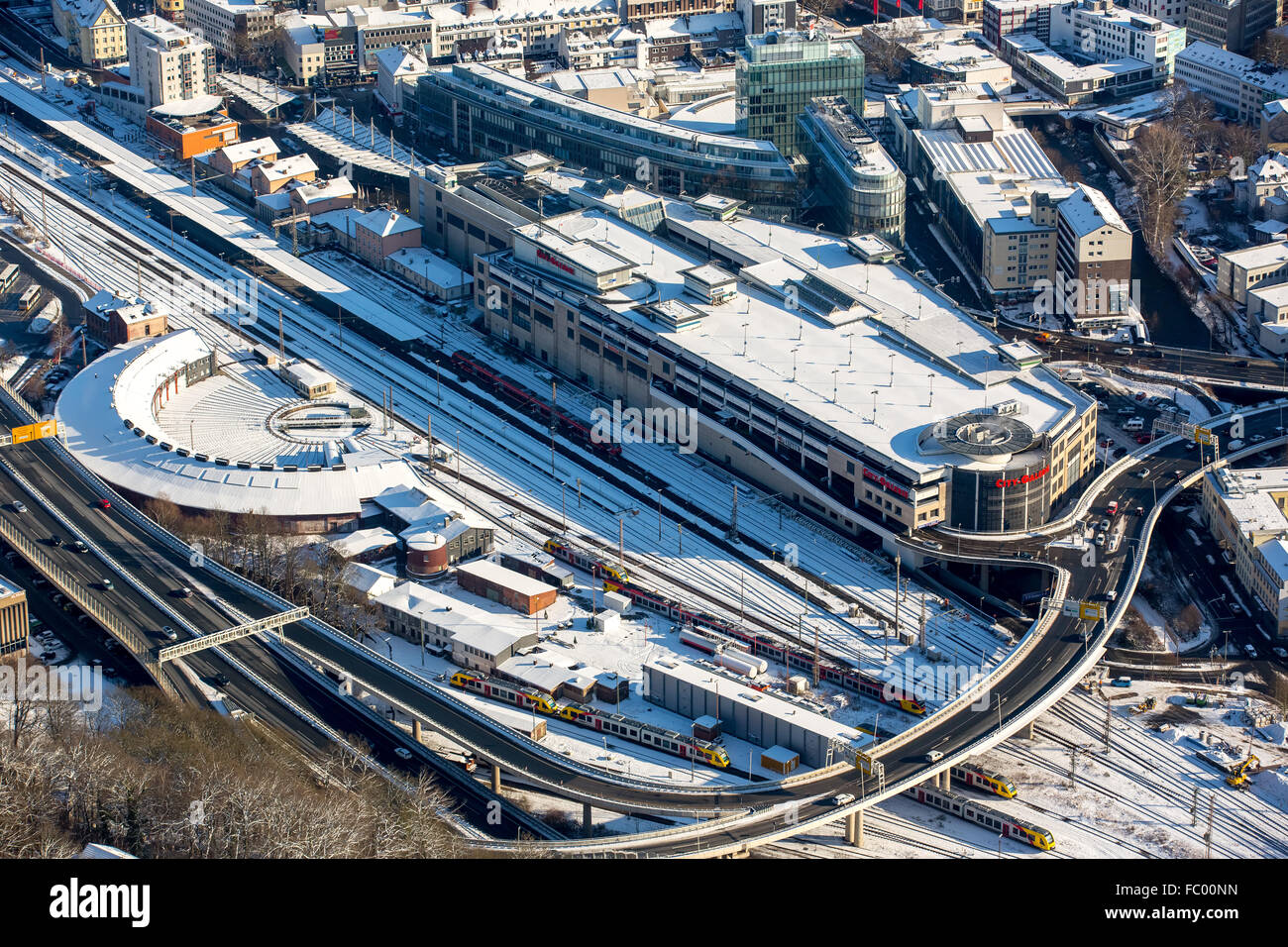 Luftaufnahme, die Innenstadt von Siegen mit Hauptbahnhof und City-Galerie im Schnee, Siegen, Siegerland, Siegen-Wittgenstein Stockfoto