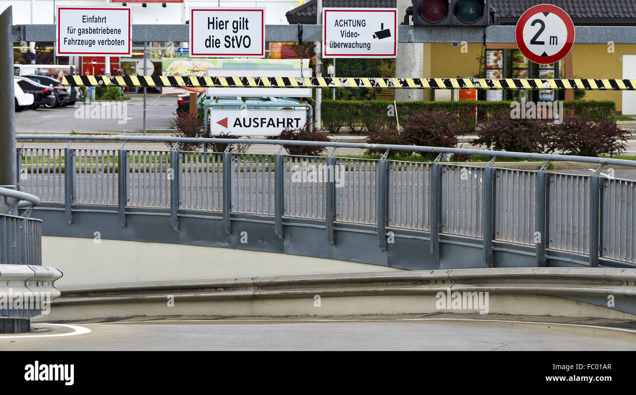 Abstieg nach einer Tiefgarage Stockfoto