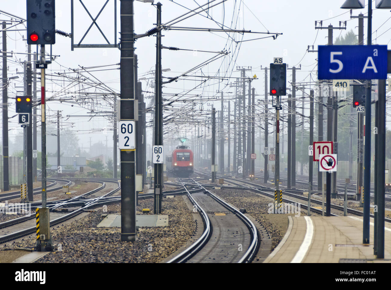 Kommen Sie in einen Zug in einer station Stockfoto