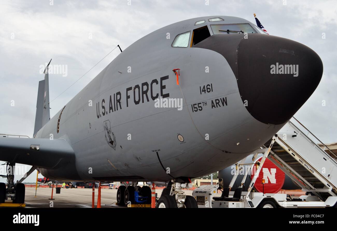 Eine KC-135R Stratotanker der US Air Force auftankenden auf dem Laufsteg. Dieses KC-135 ist der 155. Air Refueling Wing zugeordnet. Stockfoto