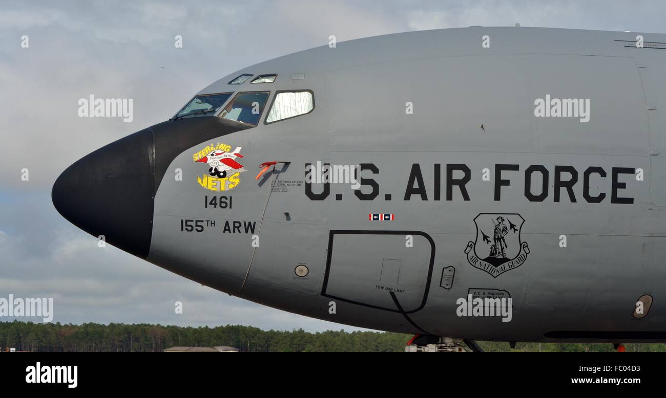 Eine KC-135R Stratotanker der US Air Force auftankenden auf dem Laufsteg. Dieses KC-135 ist der 155. Air Refueling Wing zugeordnet. Stockfoto