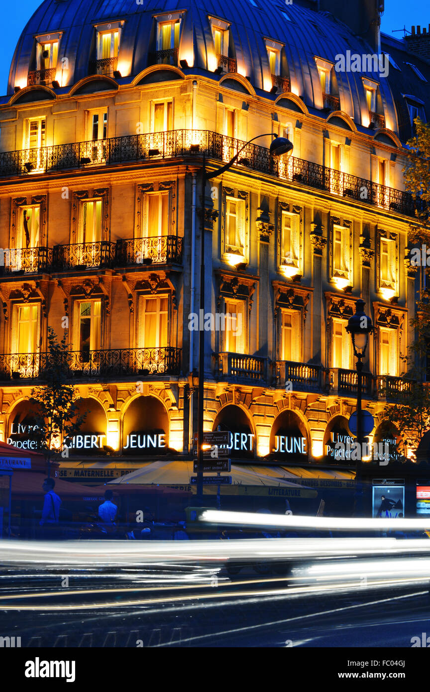 Paris bei Nacht am berühmten Boulevard Saint-Michel in der Nähe von Quartier Latin Stockfoto