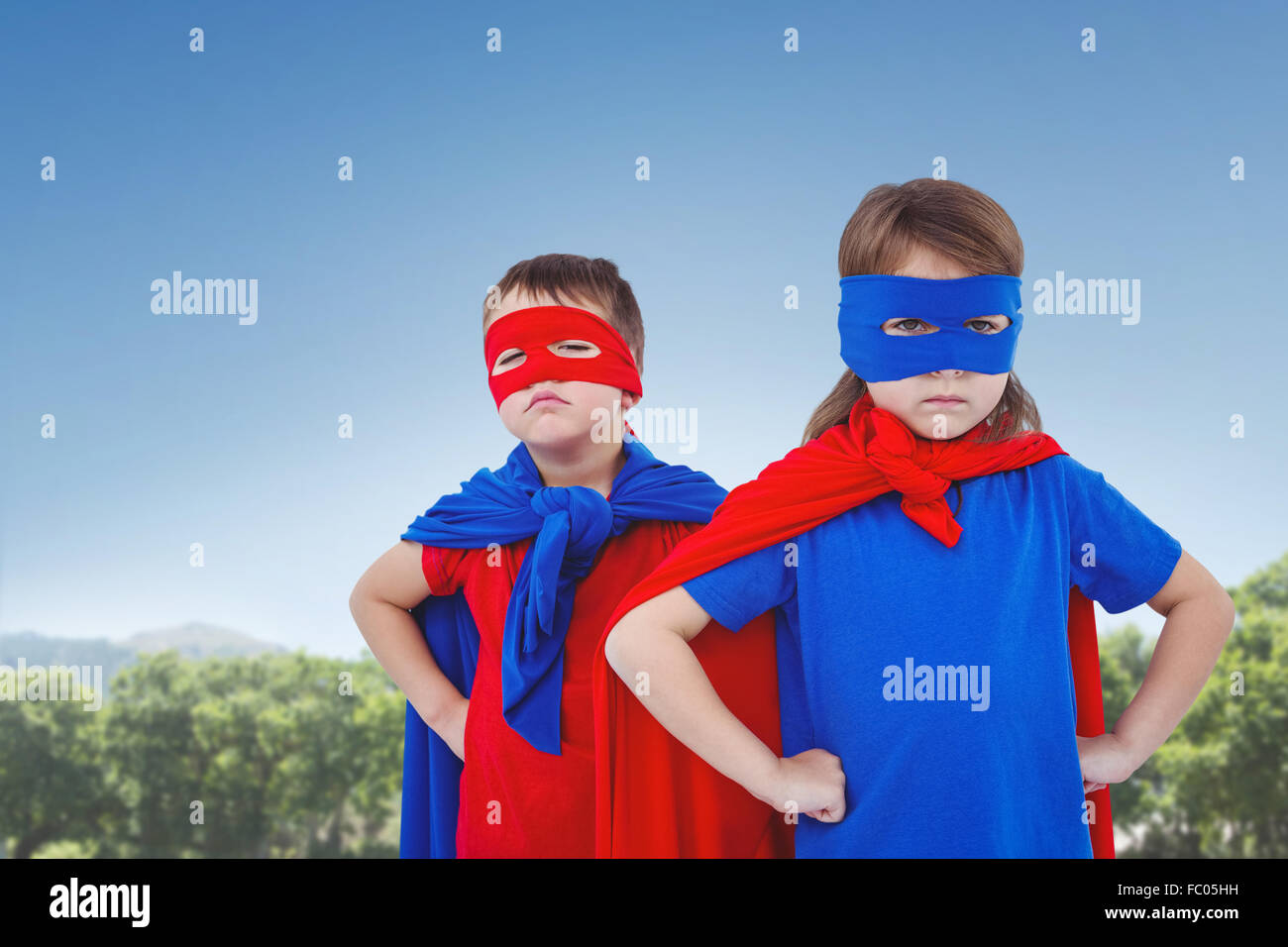 Zusammengesetztes Bild von maskierten Kindern vorgibt, Superhelden Stockfoto