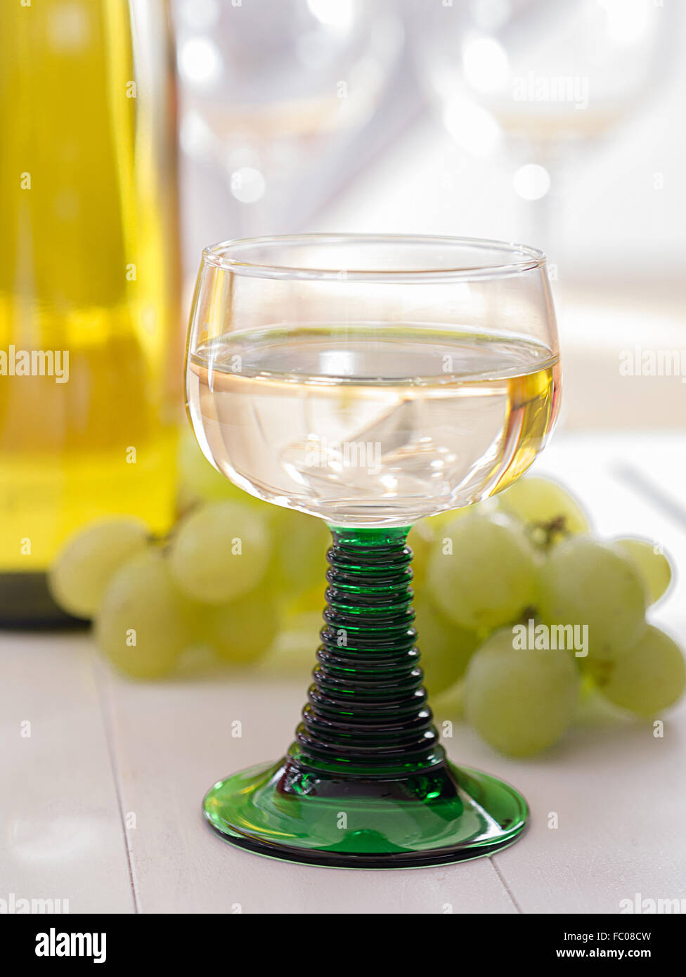 Ein Glas Weißwein in der römischen Glas ist Stockfoto