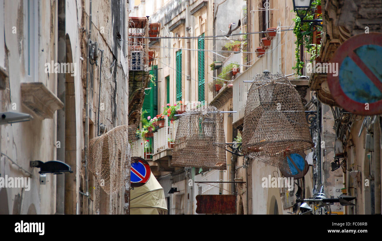 enge Straße an der alten Stadt Syracusa Stockfoto