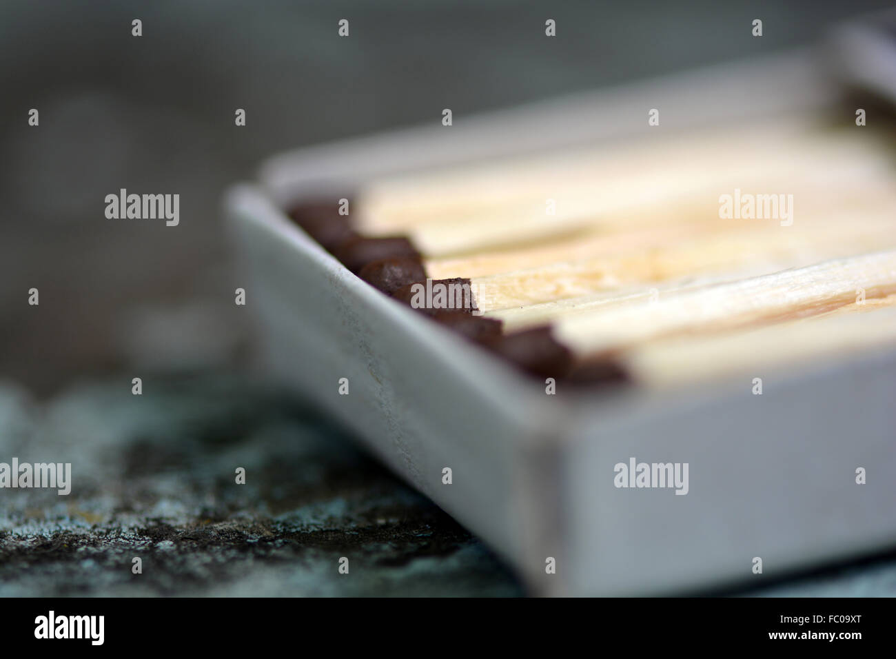 Holz Spiel auf Papierkasten hautnah Stockfoto