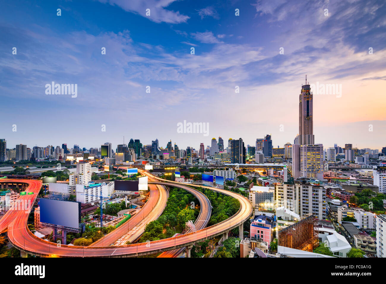 Skyline von Bangkok, Thailand und Autobahnen. Stockfoto