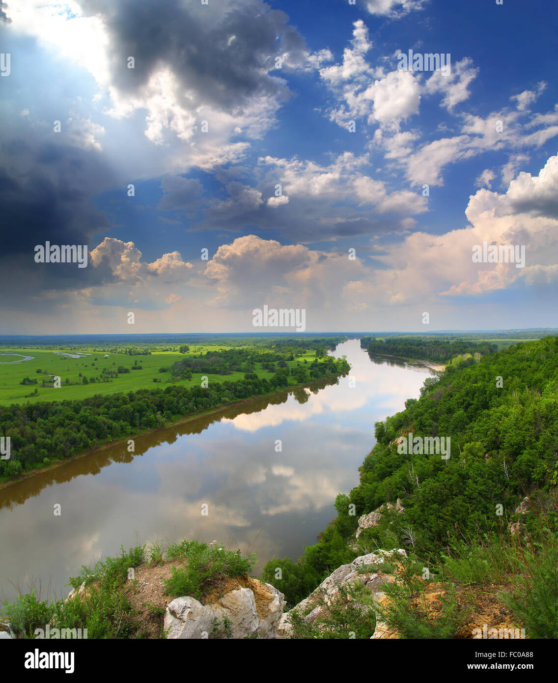 Landschaft mit Fluss und Regen am Horizont Stockfoto