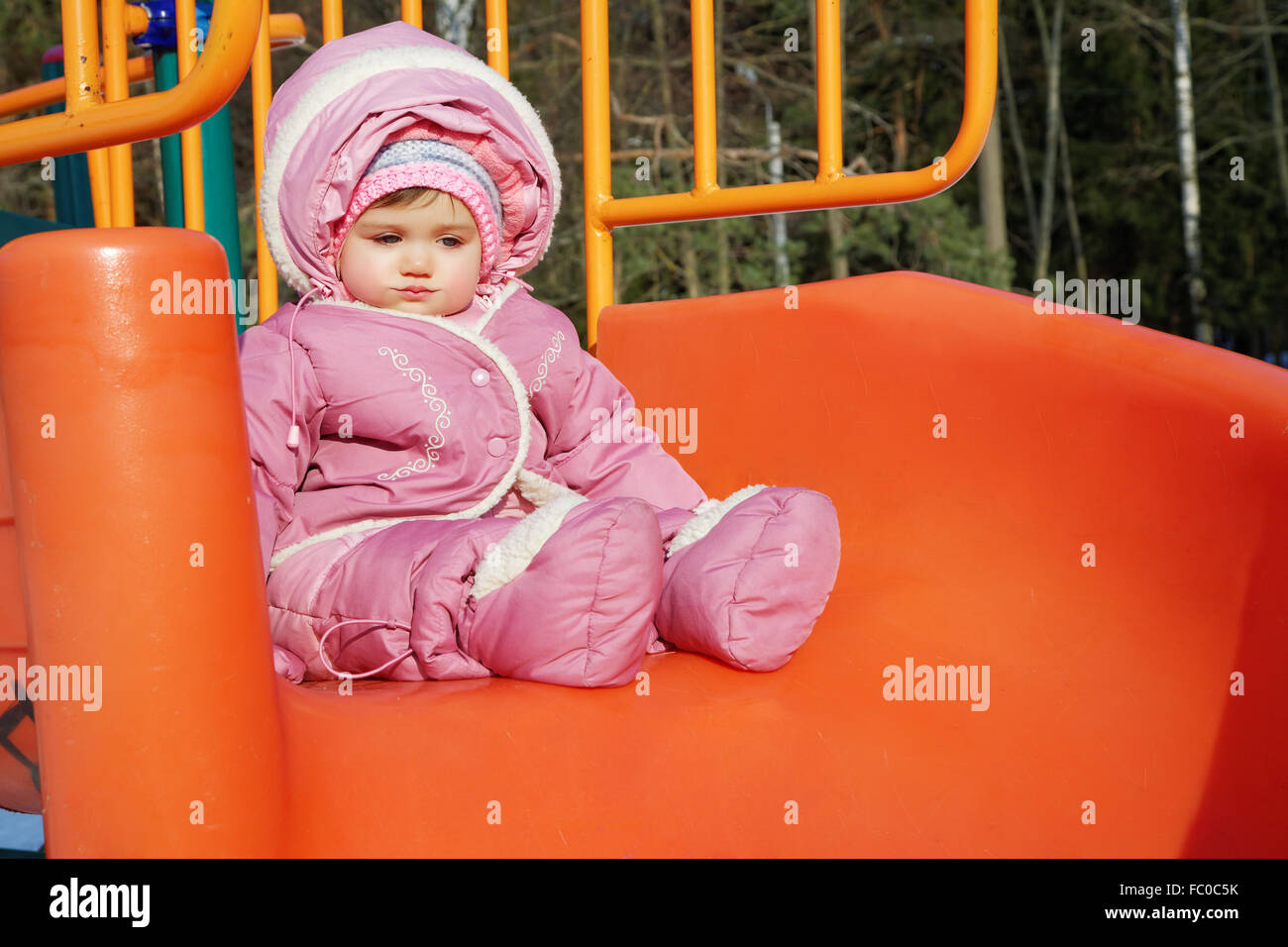Das kleine Kind auf einem Kinder Berg Stockfoto