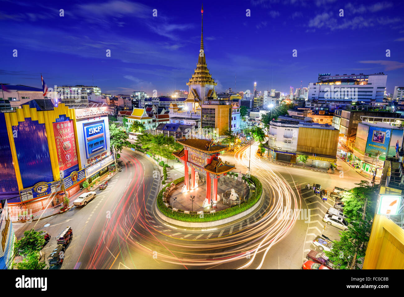 Verkehr geht durch Chinatown am Odeon Kreisverkehr in Bangkok, Thailand. Stockfoto