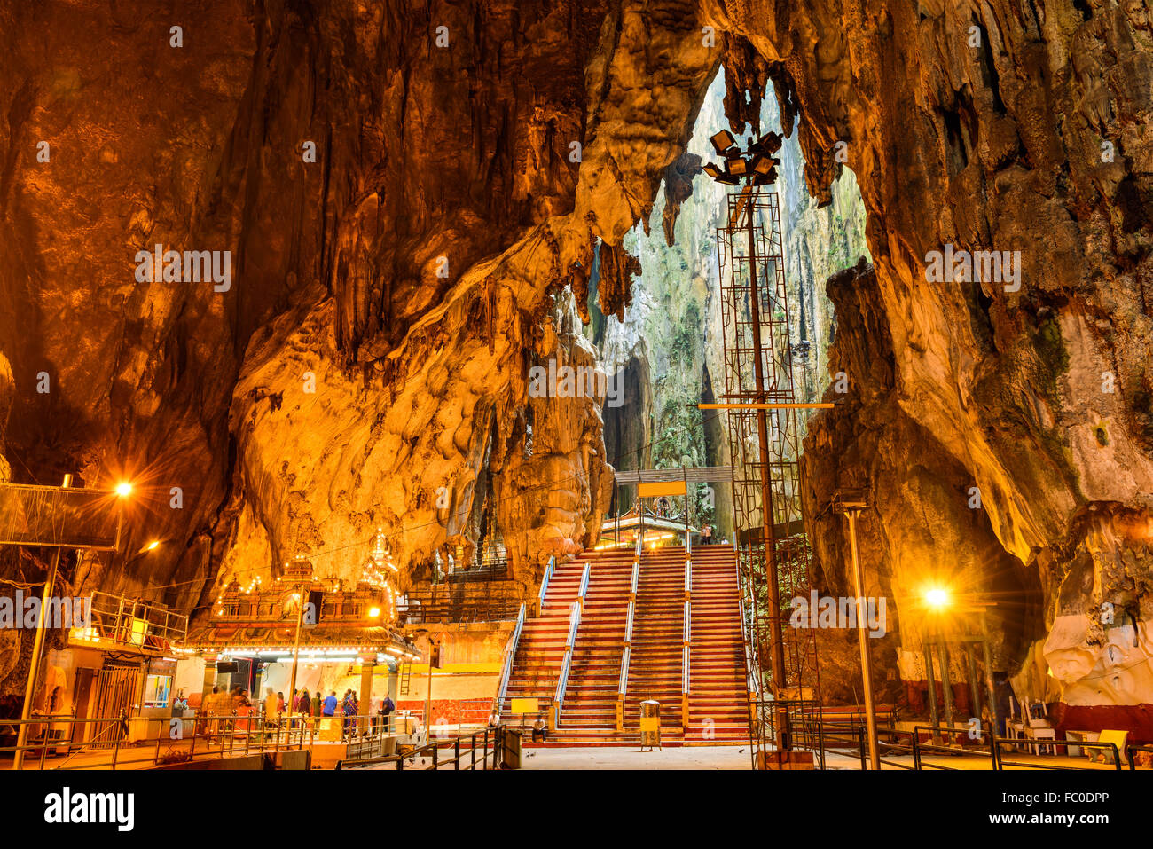 KUALA LUMPUR, MALAYSIA - 20. September 2015: Gläubige beten in Batu Höhlen Hindu-Schrein. Stockfoto