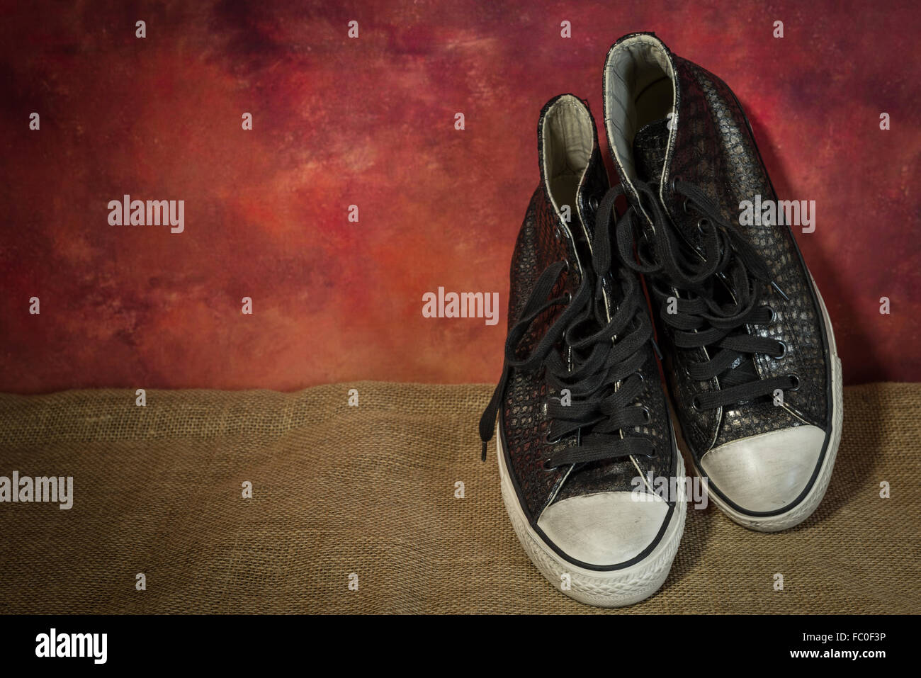 Stillleben-Herren-Accessoires, schwarze Schuhe, Stiefel Stockfoto