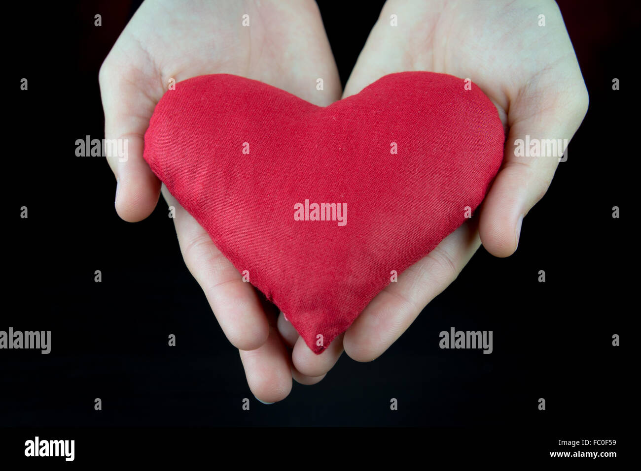 rotes Herz in Händen mit Herz Geste, Valentinstag Konzept Stockfoto
