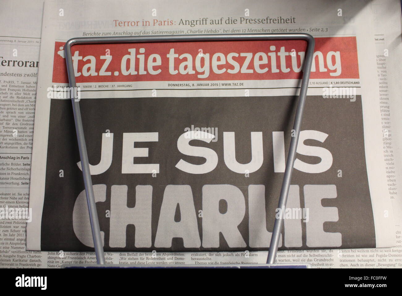 Überschrift der deutschen Zeitung "Die Tageszeitung": Je Suis Charlie nach dem Terroranschlag in Paris Stockfoto