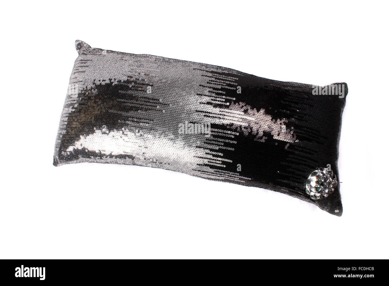 Eine luxuriöse Kissen mit silbernen und schwarzen Pailletten auf weißen Studio-Hintergrund entwickelt. Stockfoto