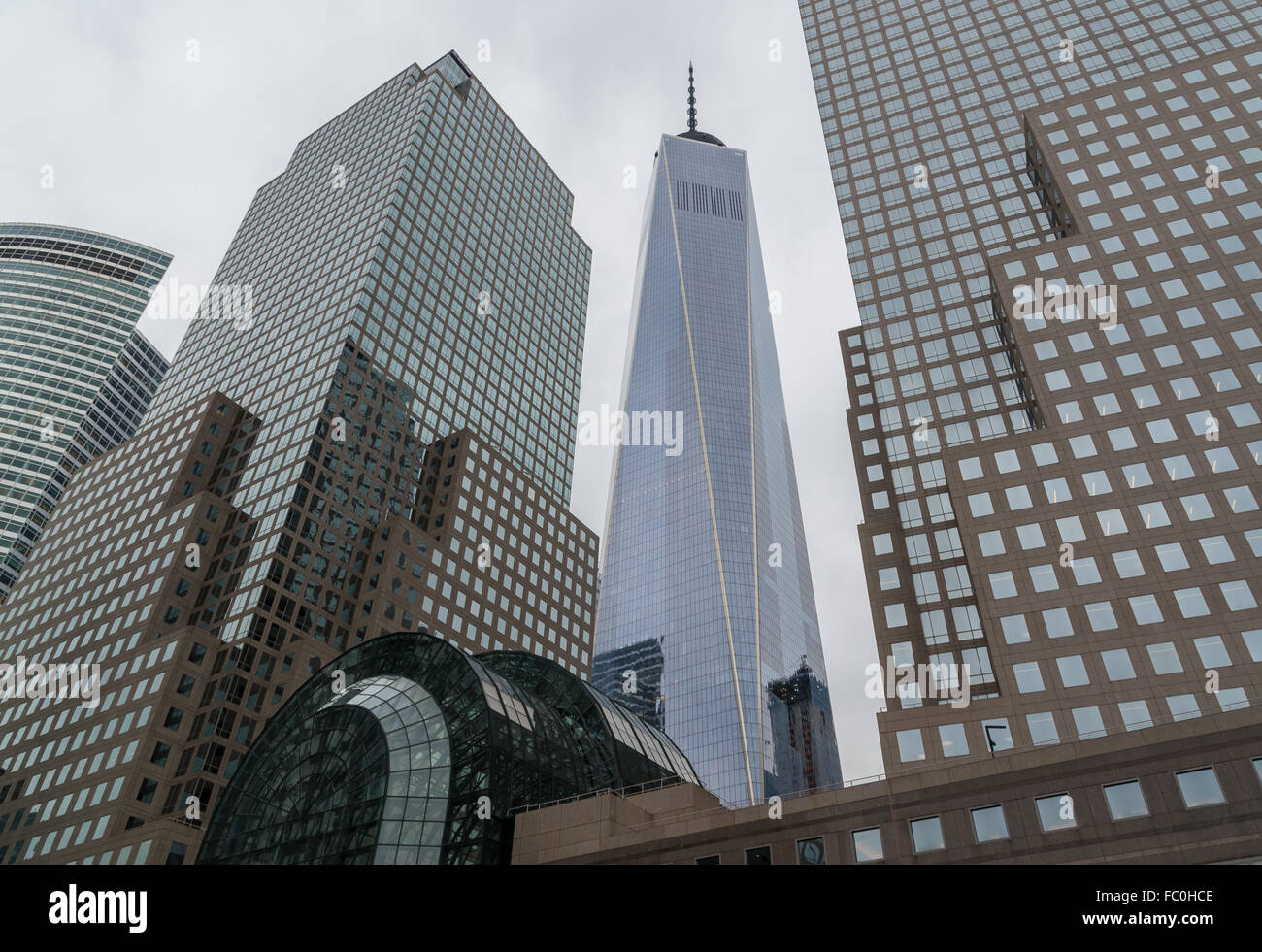 Auf der Suche nach oben L-r: Goldman Sachs Gebäude, American Express Turm, Brookfield Place, One World Trade Center und 2 WFC. NEW YORK CITY. Stockfoto
