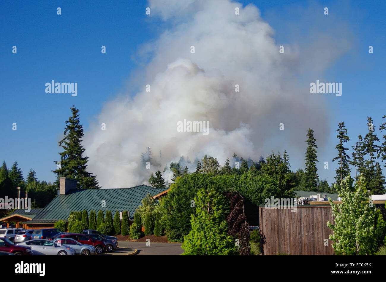 Rauch bricht aus einem schnell brennenden wilden Feuer in der Nähe von Little Creek Casino. Shelton, Washington, USA Stockfoto