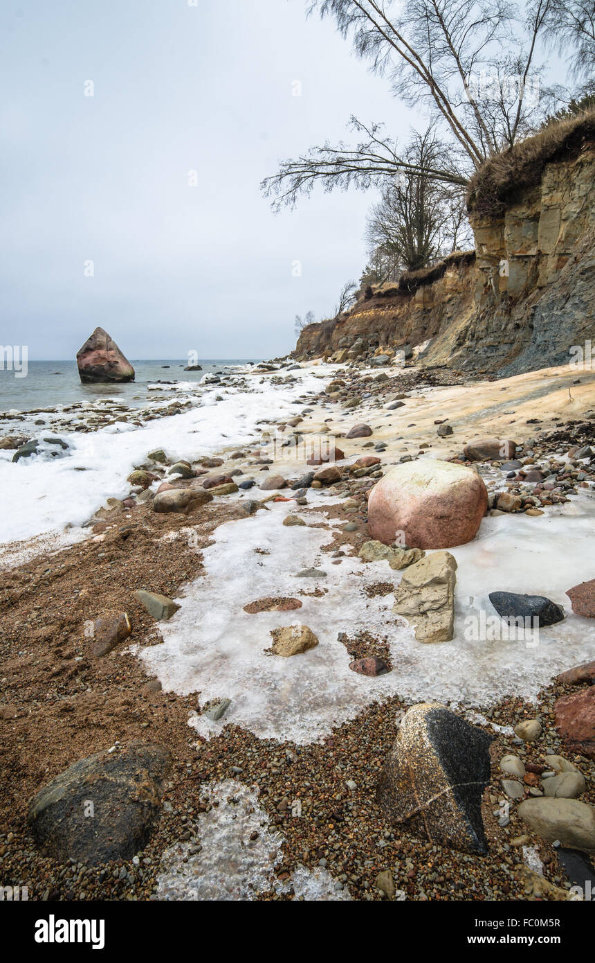 Ostseeküste bei bewölktem Winterwetter Stockfoto