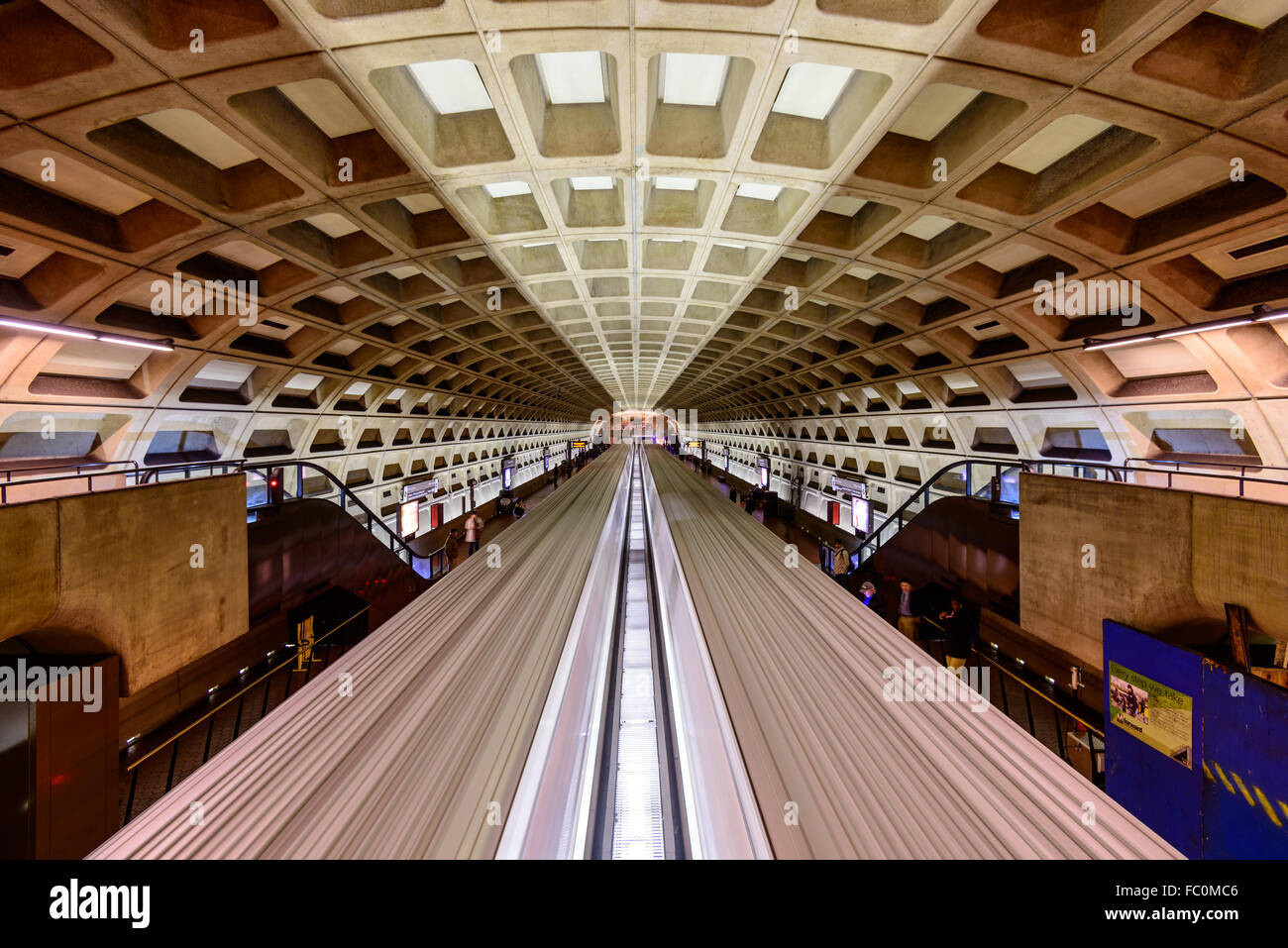 WASHINGTON, D.C. - 10. April 2015: Züge und Fahrgäste in einer u-Bahnstation. Im Jahre 1976 eröffnet, ist der Washington Metro jetzt die sec Stockfoto