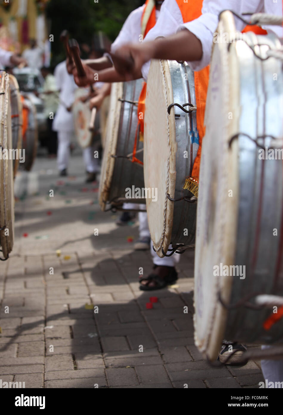 Eine abstrakte Sicht auf schlagen die traditionelle Trommel Trommler genannt DHOL während einer traditionellen Ganesh Festival Prozession Stockfoto