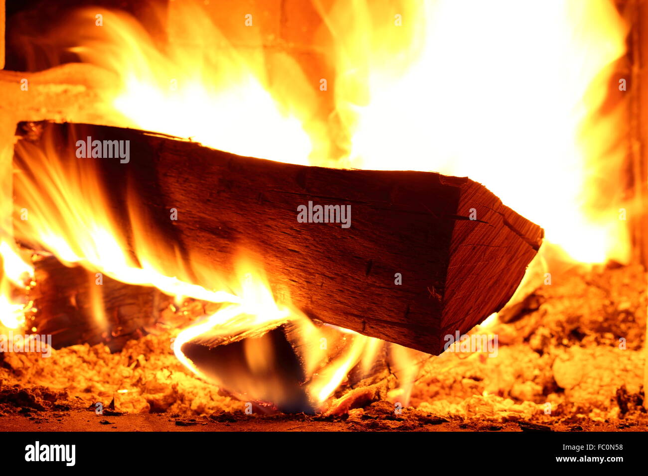 brennende Feuerholz Stockfoto