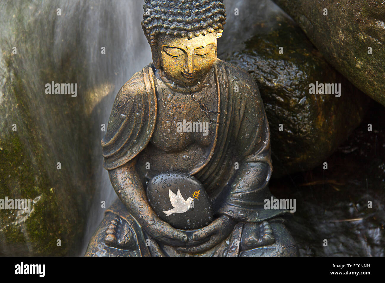 Buddha-Statue mit der Friedenstaube Stockfoto