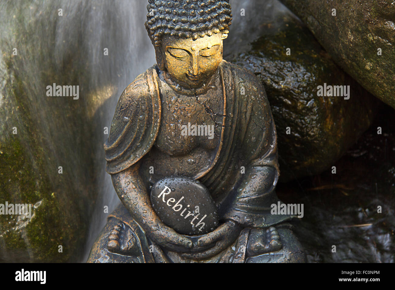 Buddha-Statue mit dem Wort "Rebirth" Stockfoto