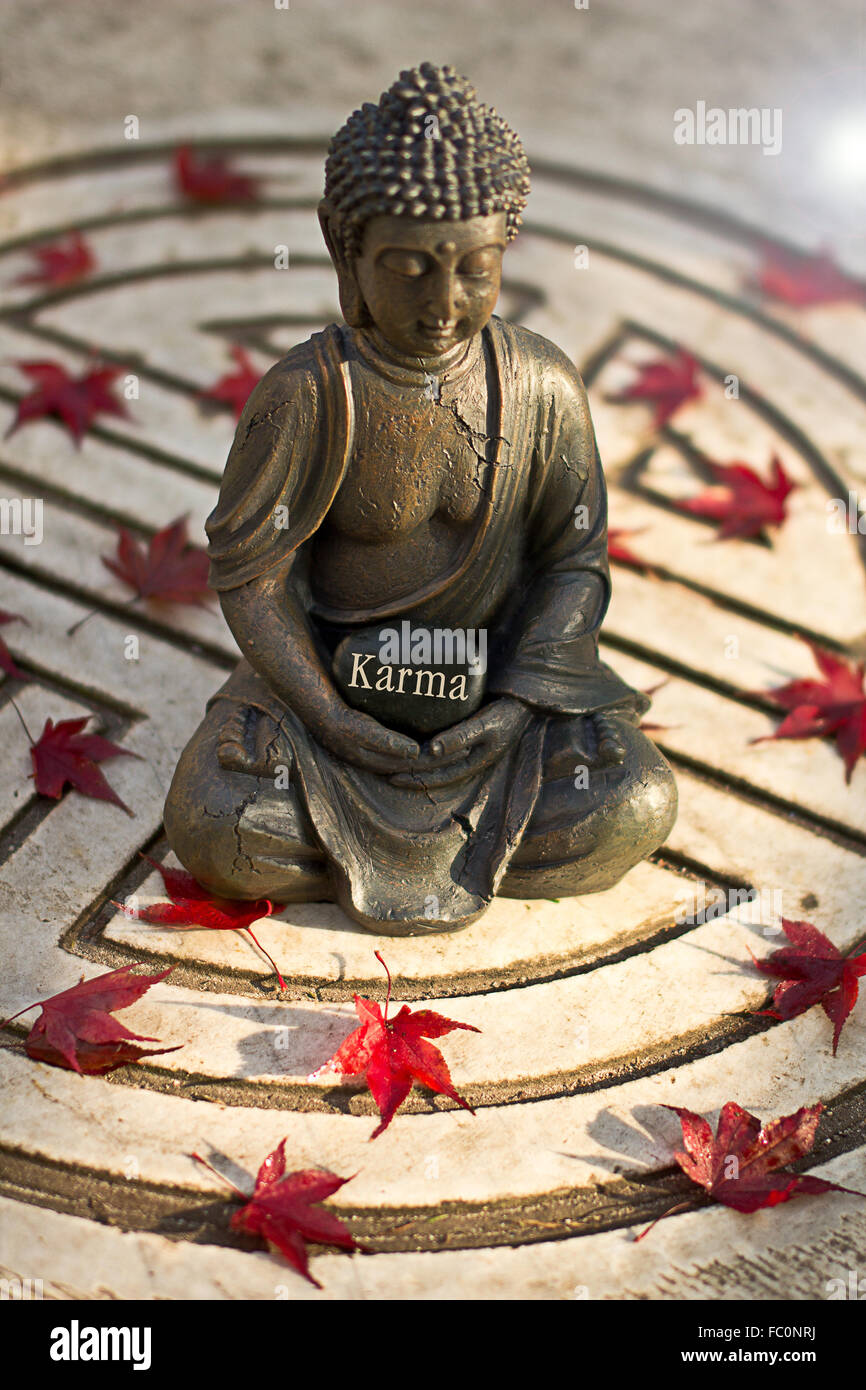 Buddha-Statue mit dem Wort "Karma" Stockfoto