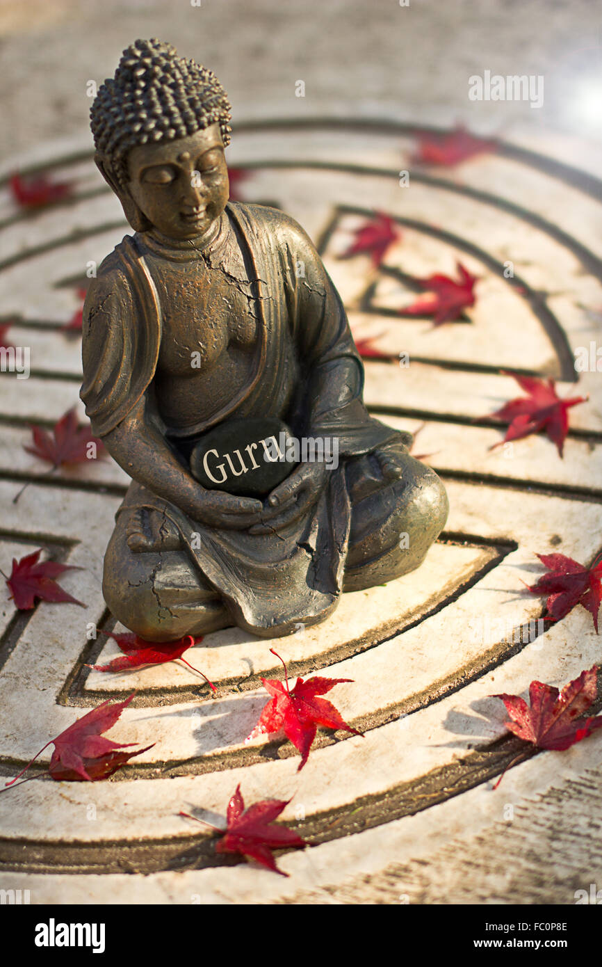 Buddha-Statue mit dem Wort "Guru" Stockfoto