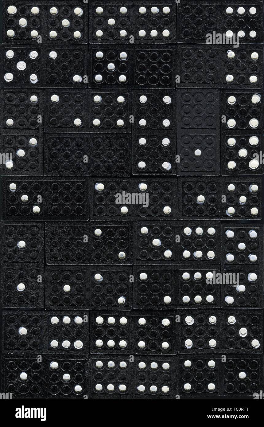 Schwarzes Holz Domino-Steinen mit weißen Punkten Stockfoto