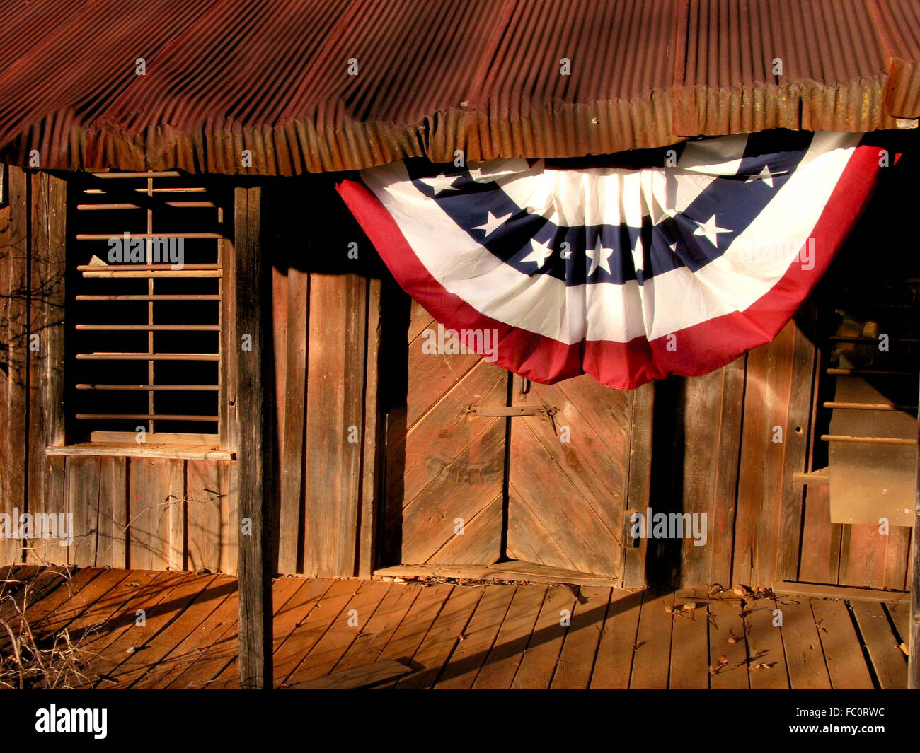 Eine alte Gemischtwarenladen mit einer Wahl patriotischen Banner hängen vom Eingang in North Georgia, USA. Stockfoto