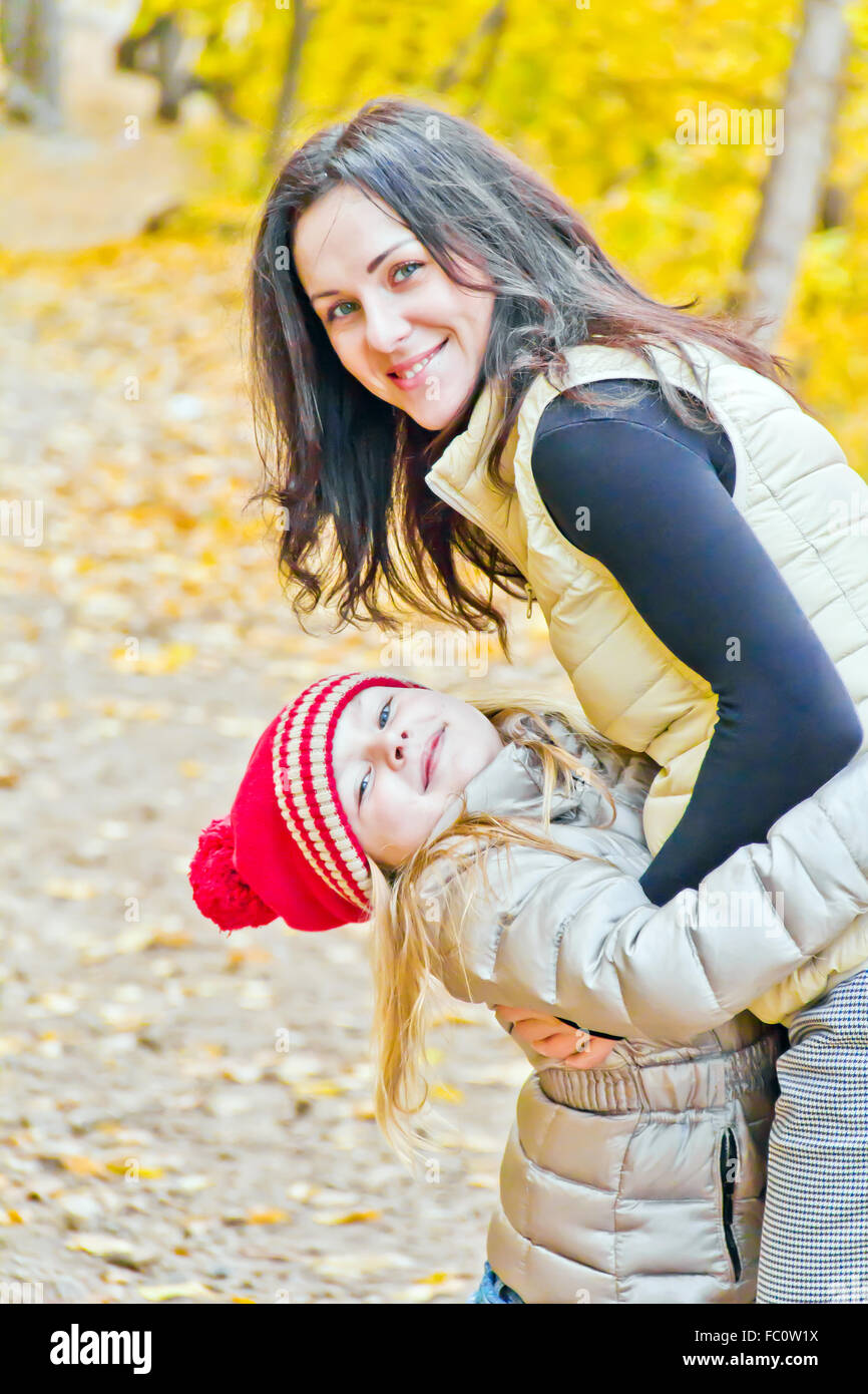 Lächelnde Mutter und Tochter im Herbst Stockfoto