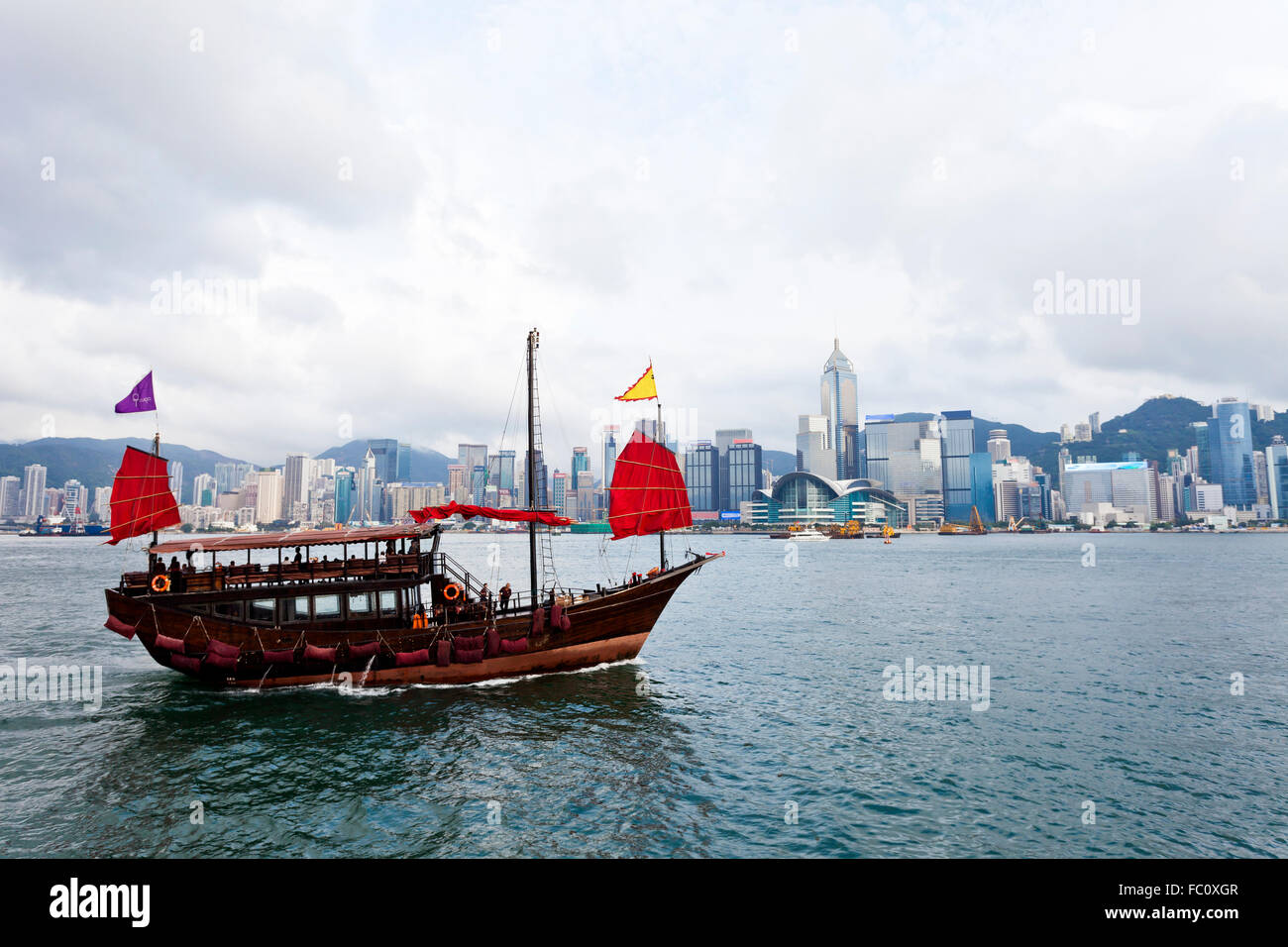 Hafen von Hongkong mit Dschunke tourist Stockfoto