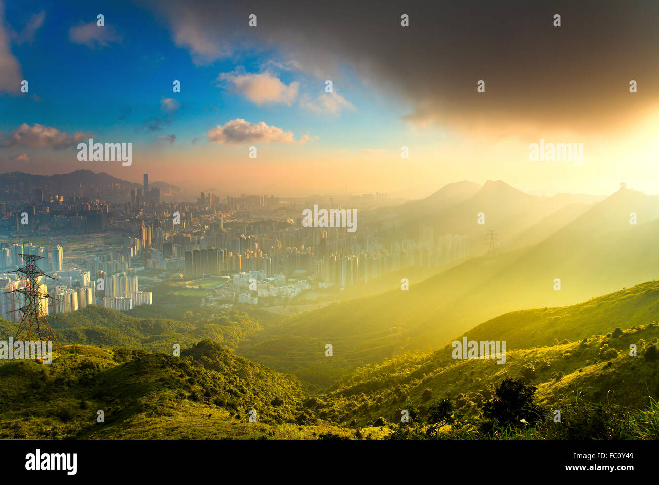 Berglandschaft bei Sonnenuntergang in der Innenstadt von Hongkong Stockfoto