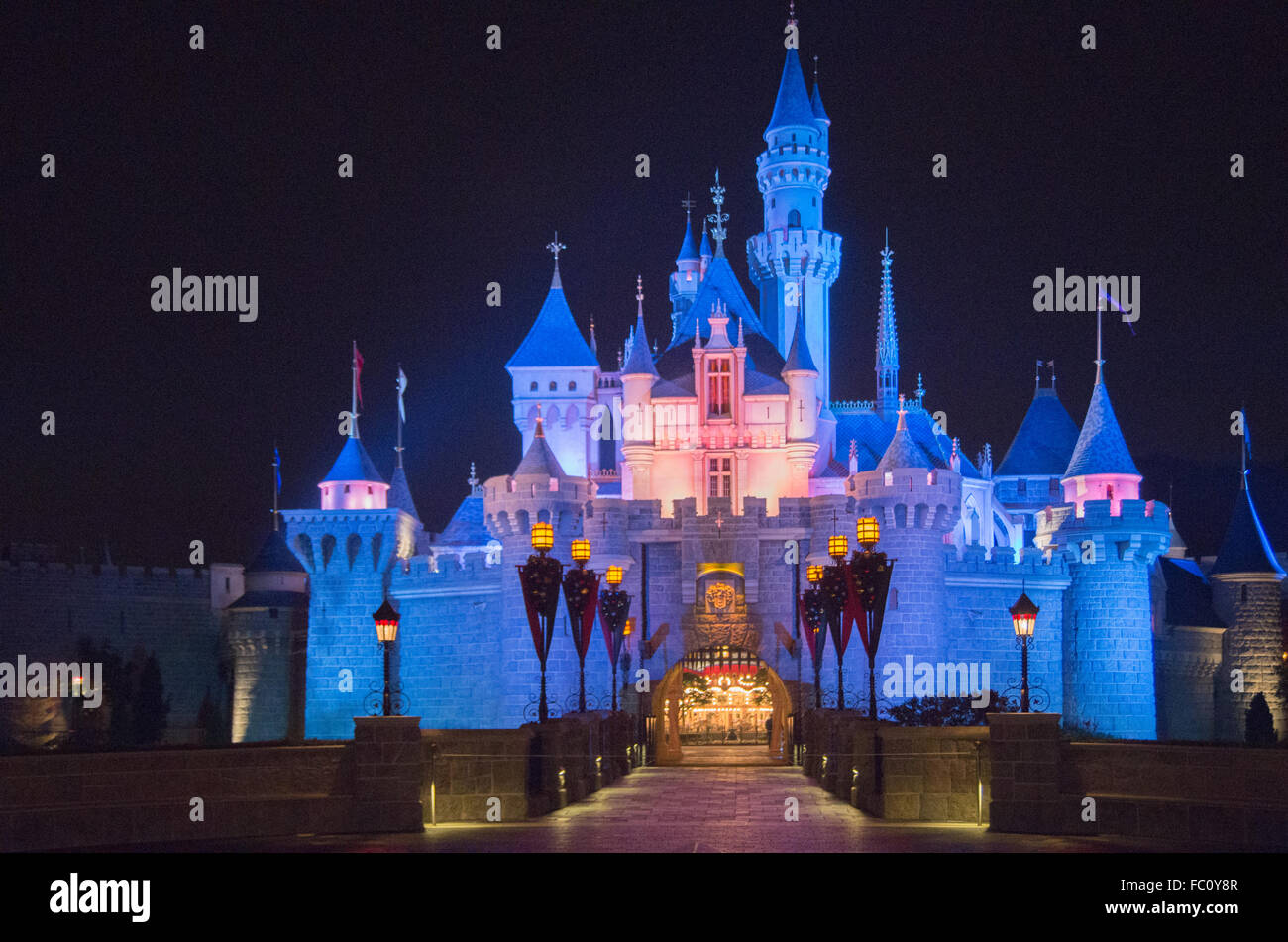 Hong Kong Disneyland Burg bei Nacht Stockfoto