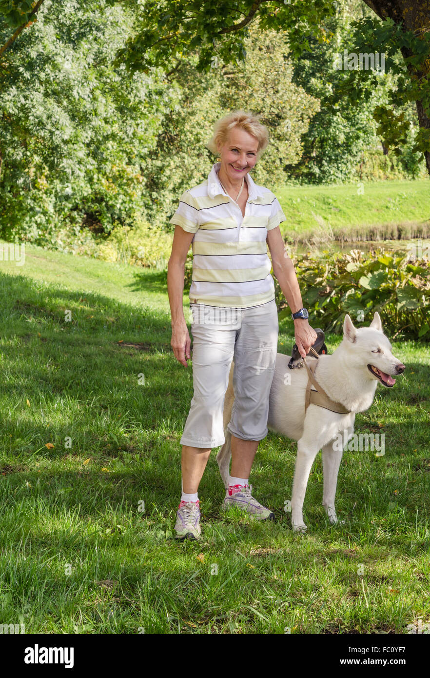 Frau mit einem Hund auf einem Spaziergang im park Stockfoto