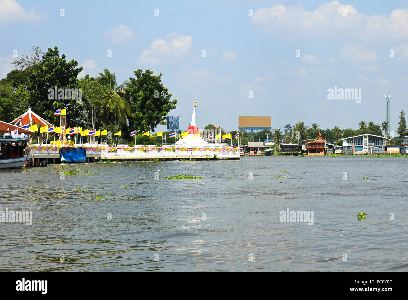 Weiße schräge Pagode befindet sich am Flussufer auf Koh Kret, Nonthaburi, Thailand. Stockfoto