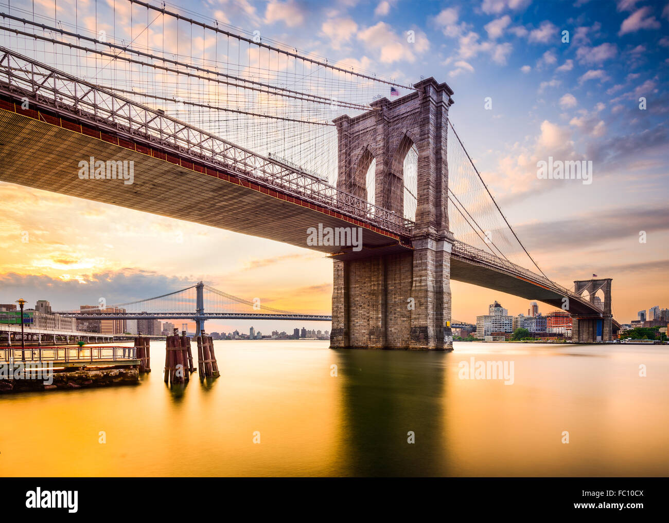 New York City, USA an der Brooklyn Bridge und East River. Stockfoto