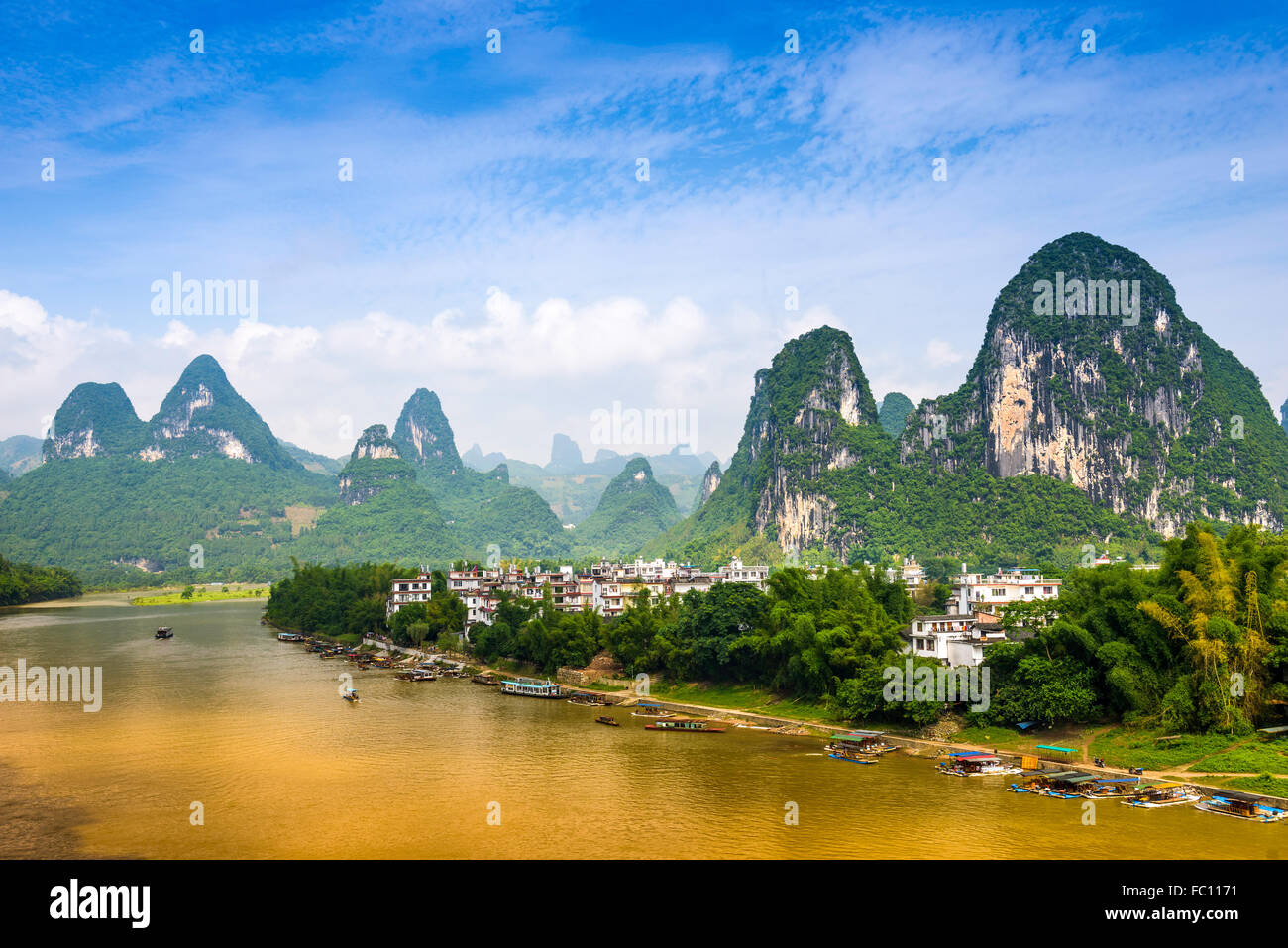 Karst Gebirgslandschaft auf dem Li-Fluss im ländlichen Guilin, Guangxi, China. Stockfoto