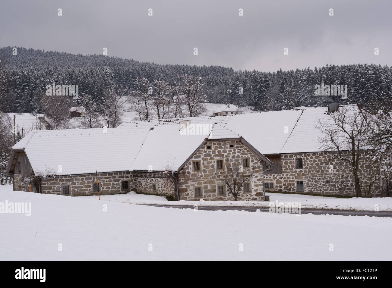 alte Bauernhöfe in Winterlandschaft Stockfoto