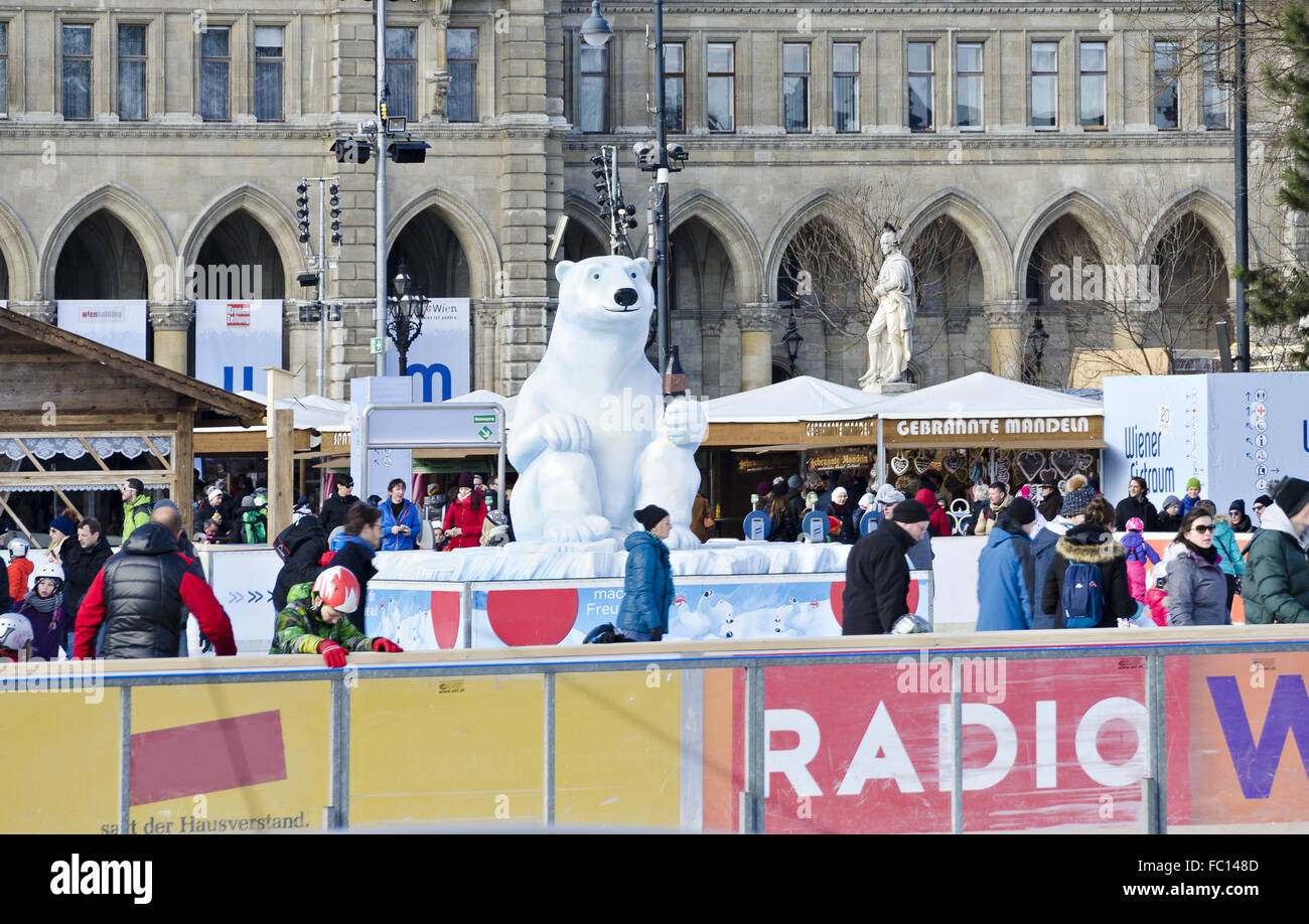 Besucher und Stände vor dem Wiener Rathaus Stockfoto