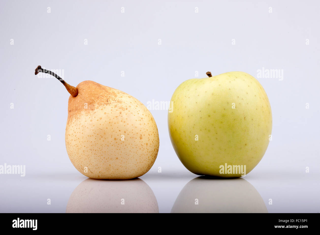 Birne und Apfel auf weißem Hintergrund Stockfoto