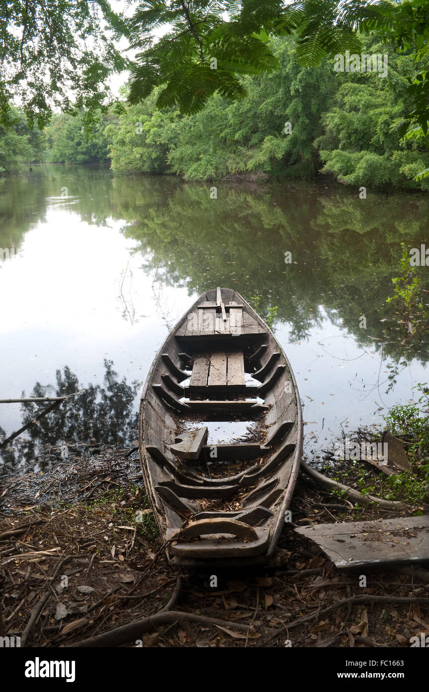 Altes Boot auf einem See Ufer aufbrechen, um Wasser als ob es eines Tages wieder auslösen würde. Stockfoto