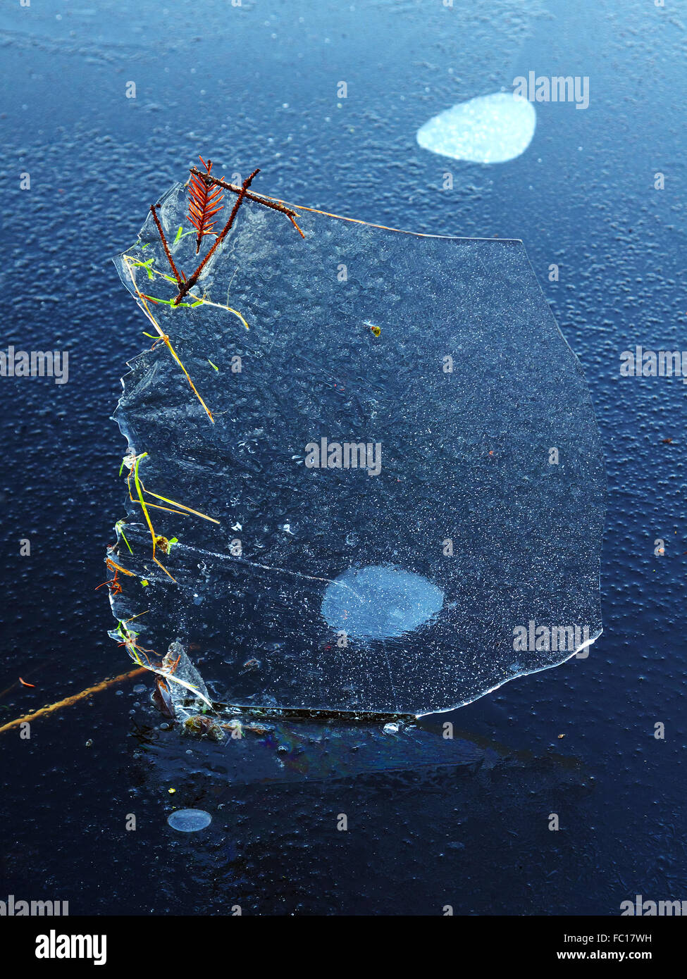 Landart - Eis-Bereich in Eisscholle Stockfoto