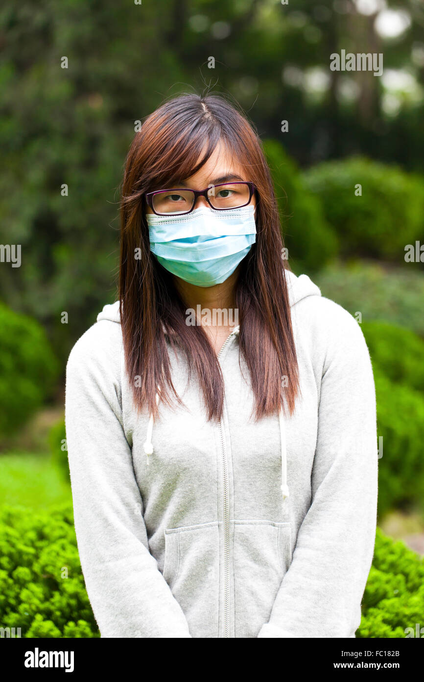 Frau trägt medizinische Gesichtsmaske Stockfoto