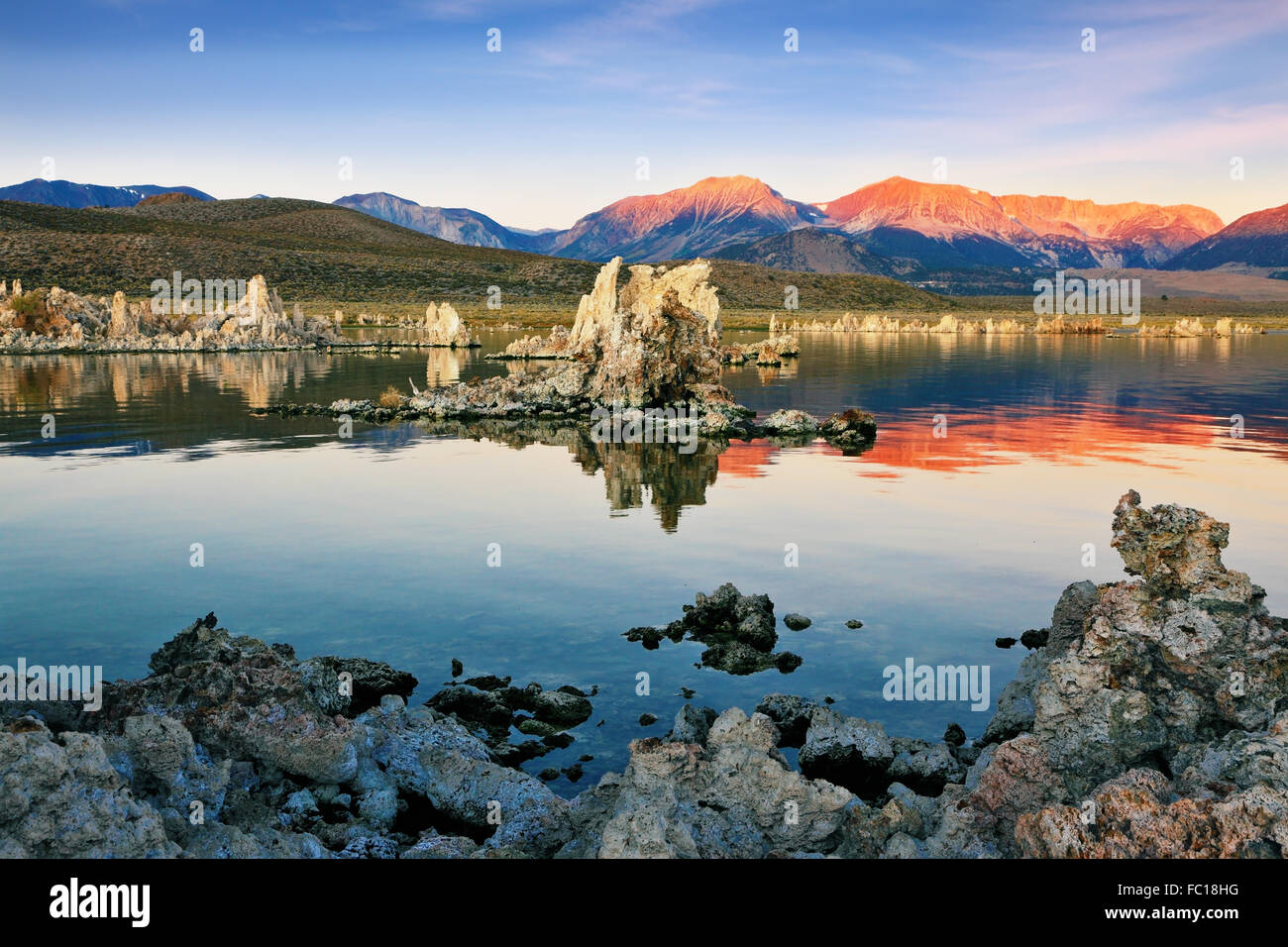 Ausreißer - Kalkstein-Bildung auf dem See Stockfoto