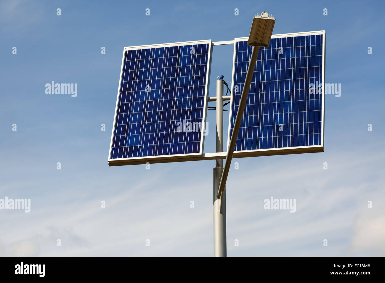 Straßenbeleuchtung mit Sonnenkollektoren. Sonnenkollektoren für den Antrieb von Straße Laternenpfahl Stockfoto